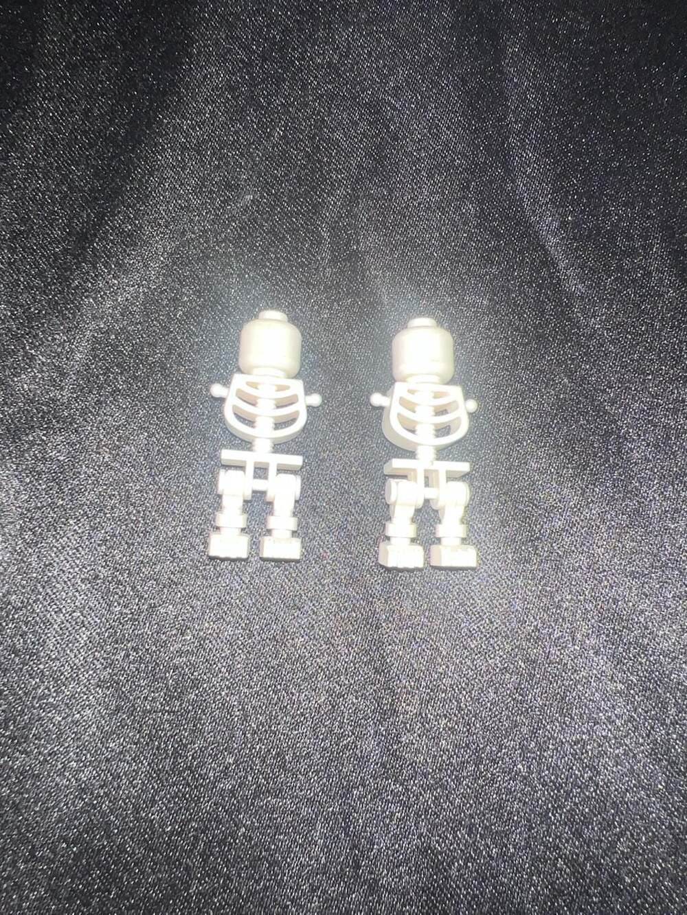 LEGO Skeleton Minifigures with Standard Skulls (Set of 2) - Picture 2 of 2
